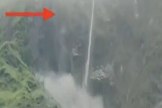 ...आणि बघता बघता अख्खा डोंगर खचला, पाहा थरारक LIVE VIDEO