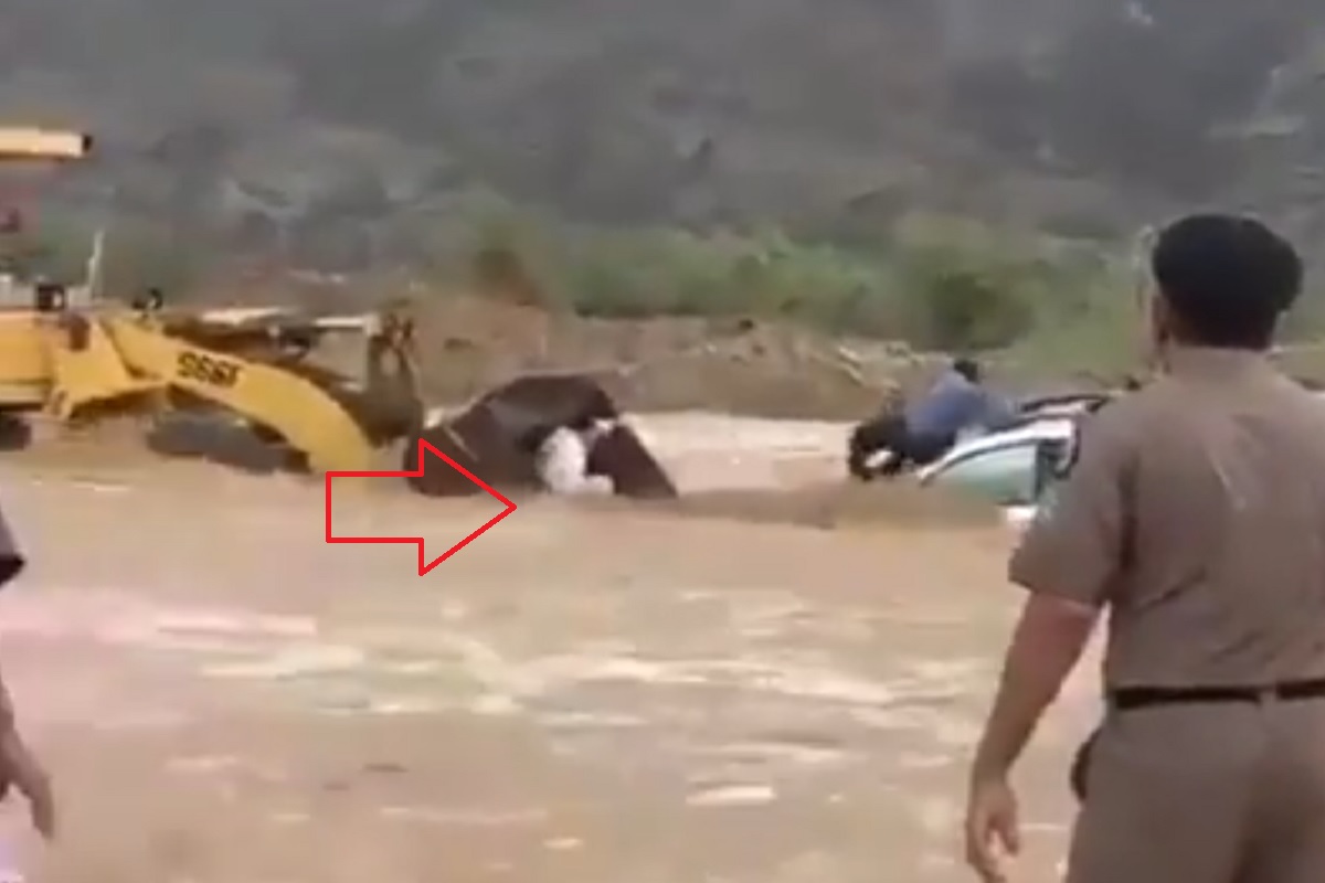 बुडत्याला जेसीबीचा आधार, रेस्क्यू ऑपरेशनचा थरारक VIDEO