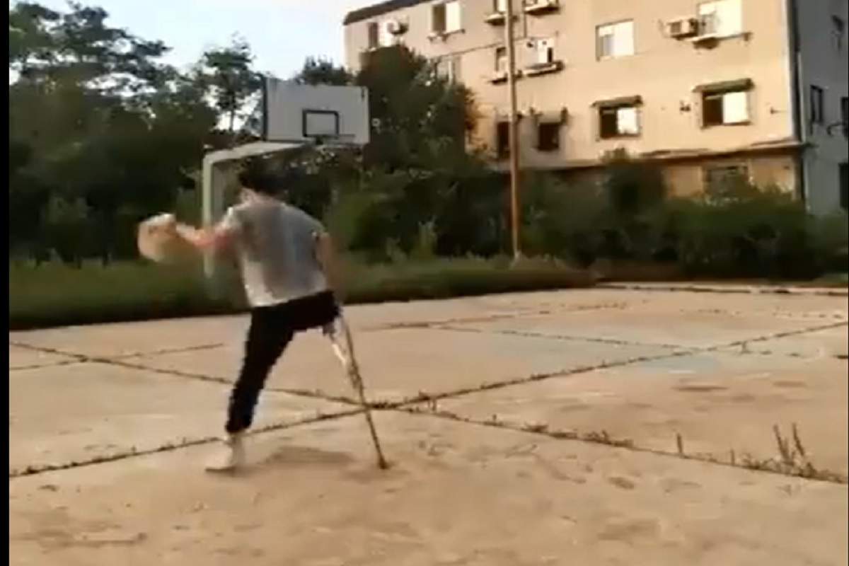 अपंग असूनही कुबड्या घेऊन खेळतोय बास्केटबॉल, VIDEO पाहून तरुणाच्या जिद्दीला कराल सलाम!