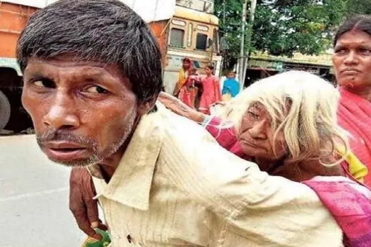 पेन्शनसाठी 60 वर्षाच्या मजूर मुलानं आईला पाठीवरून नेलं बँकेत आणि...