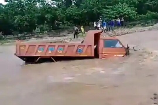 नदीत अडकला वाळू नेणारा ट्रक, पुढे काय झालं पाहा VIDEO