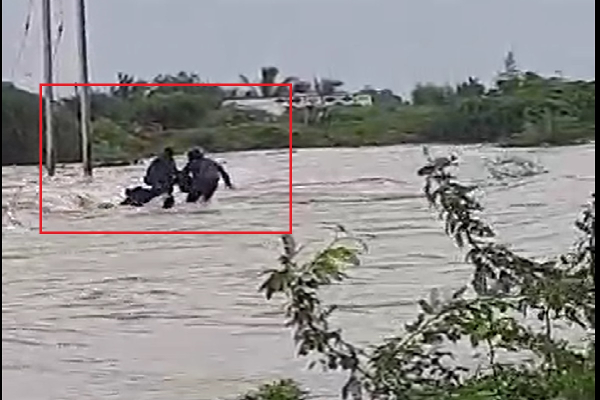 अचानक पाण्याचा वाढला वेग अन् एकाला वाचवताना तिघे गेले वाहून, पाहा LIVE VIDEO