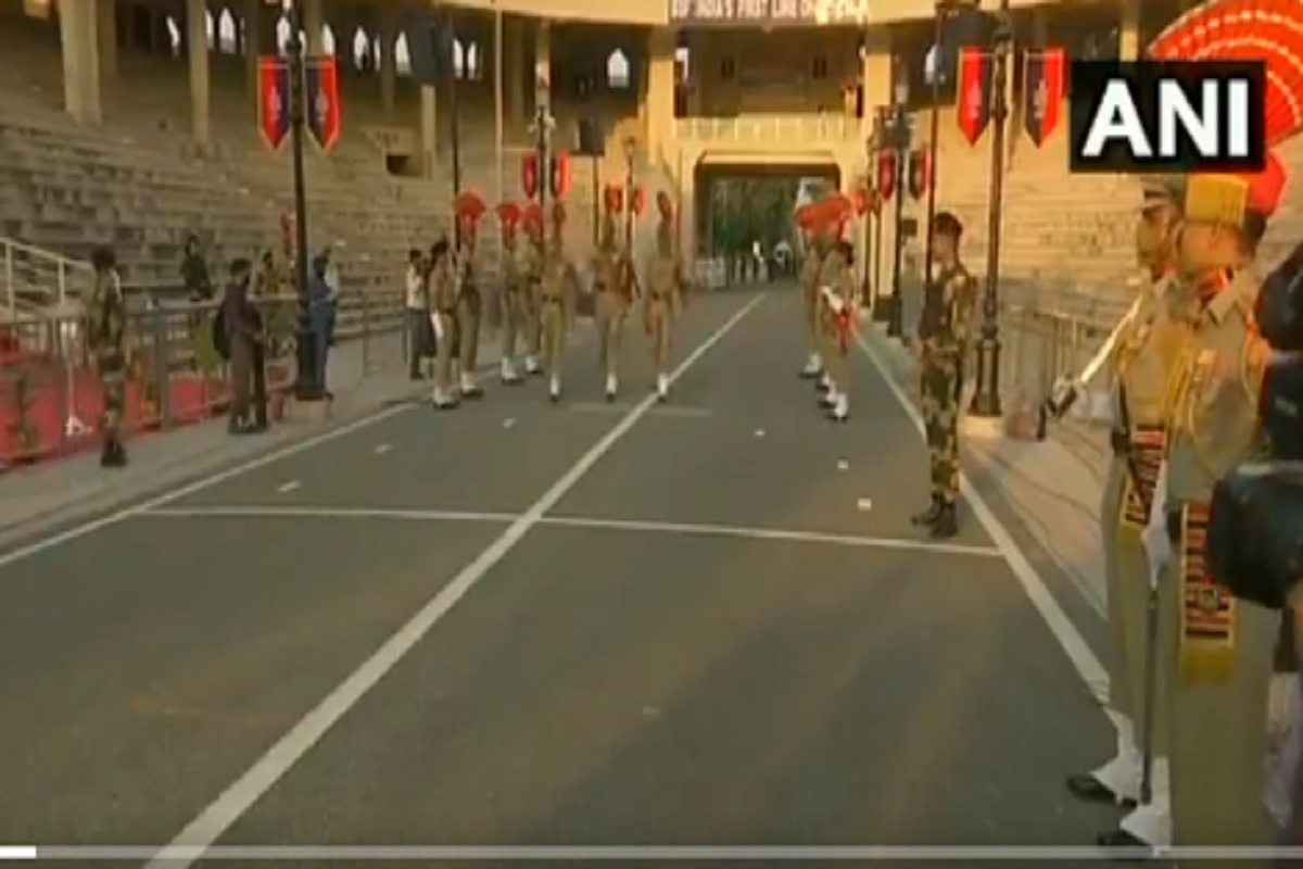 इतिहासात पहिल्यांदाच वाघा बॉर्डरवरचं संचलन प्रेक्षकांविना; तरीही जवानांची सलामी तितकीच कडक! पाहा VIDEO