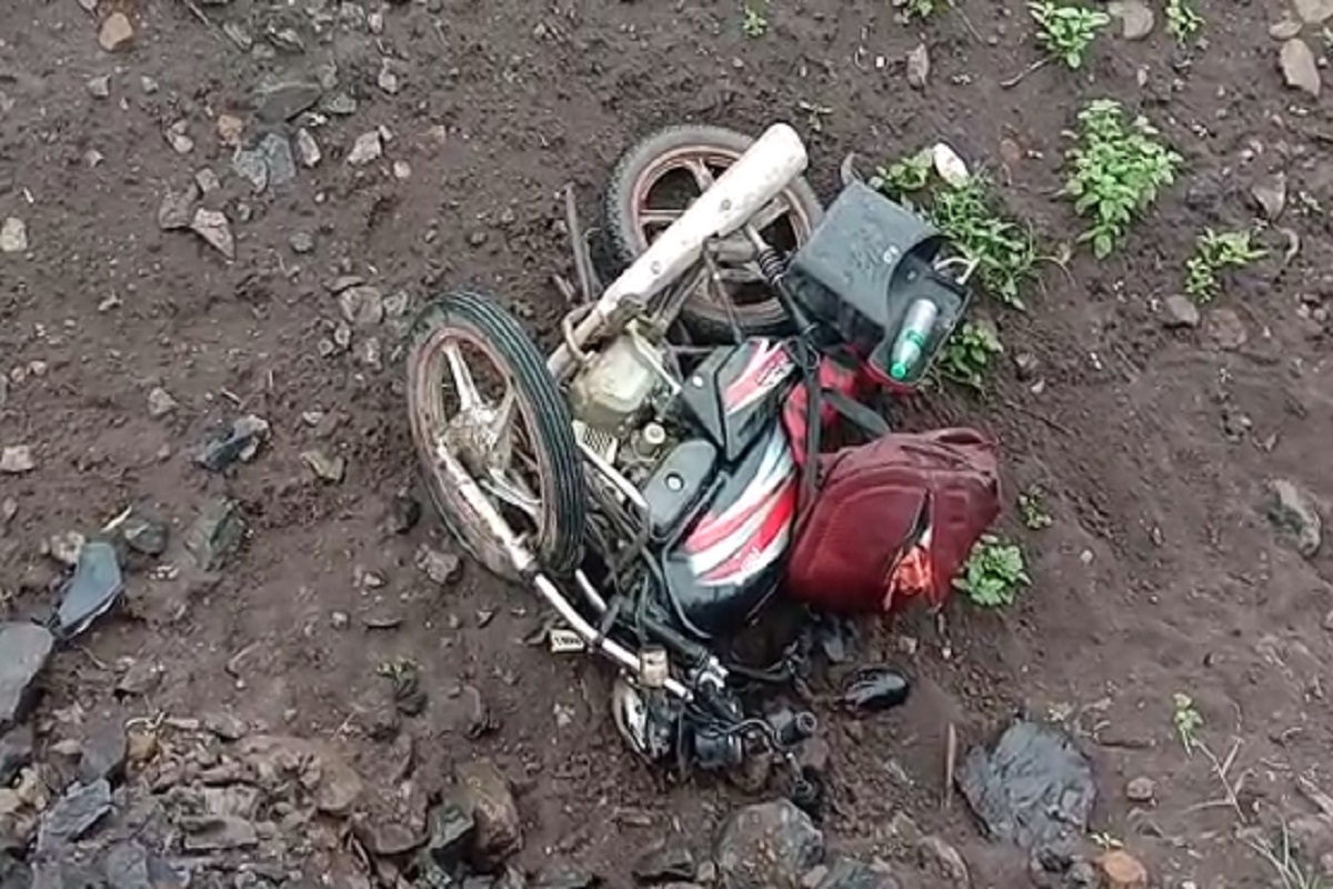 माहेरी जाताना भीषण अपघातात पती जागीच ठार, पत्नी जखमी; महिनाभरापूर्वीच झालं होतं लग्न