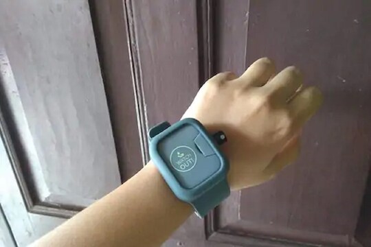 बॅग किंवा पँटच्या खिशात नाही तर हाताच्या मनगटावर राहणार HAND SANITIZER