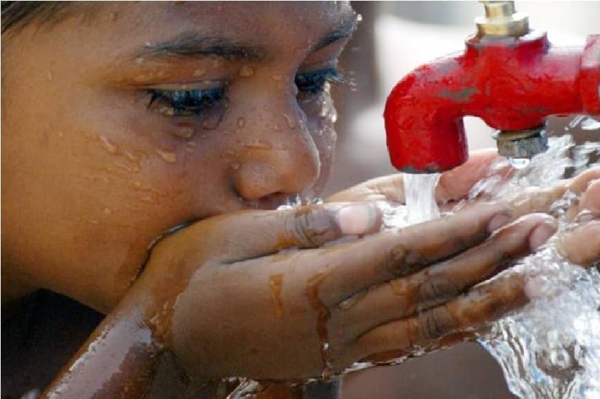 मुंबईला पाणीपुरवठा करणाऱ्या तलावातील पाणीसाठा खूप कमी आहे. मागच्या दोन वर्षात यावेळेला सर्वात कमी पाणीसाठा असल्यानं प्रशासन पाणीकपातीचा निर्णय घेऊ शकतं. मुंबईला पाणीपुरवठा करणाऱ्या तलावातील पाणीसाठा खूप कमी आहे. मागच्या दोन वर्षात यावेळेला सर्वात कमी पाणीसाठा असल्यानं प्रशासन पाणीकपातीचा निर्णय घेऊ शकतं.
