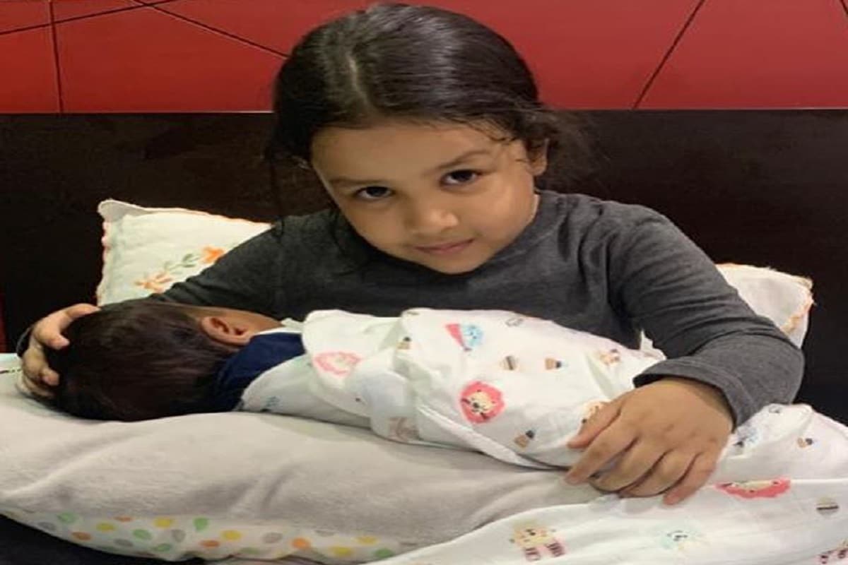 लॉकडाऊनमध्ये साक्षी चाहत्यांसाठी धोनीचे फोटो शेअर करत होती. मात्र आता साक्षीनं झिवाचा एक फोटो पोस्ट केला, या फोटोमुळे चाहते सध्या संभ्रमात आहेत. लॉकडाऊनमध्ये साक्षी चाहत्यांसाठी धोनीचे फोटो शेअर करत होती. मात्र आता साक्षीनं झिवाचा एक फोटो पोस्ट केला, या फोटोमुळे चाहते सध्या संभ्रमात आहेत.