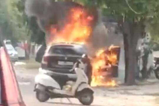 'आम्ही उतरलो अन् कार लॉक झाली', भररस्त्यात कारनं घेतला पेट, पाहा थरारक VIDEO
