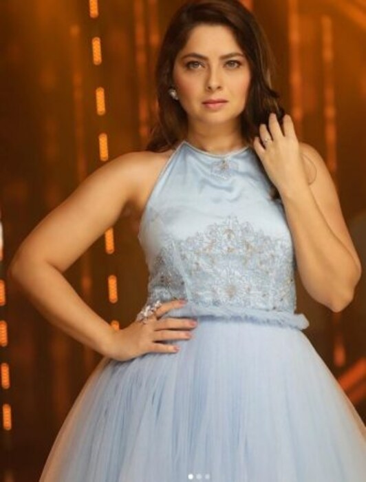 मराठी सिनेसृष्टीत नटरंग चित्रपटातून घराघरा पोहोचलेली अप्सरा पुन्हा एकदा प्रेक्षकांच्या भेटीला येत आहे. या शोच्या सेटवरील शूटिंगदरम्यानचे खास फोटो सोनालीनं शेअर केले आहेत. (Photo credit- sonalee18588 instagram) 
