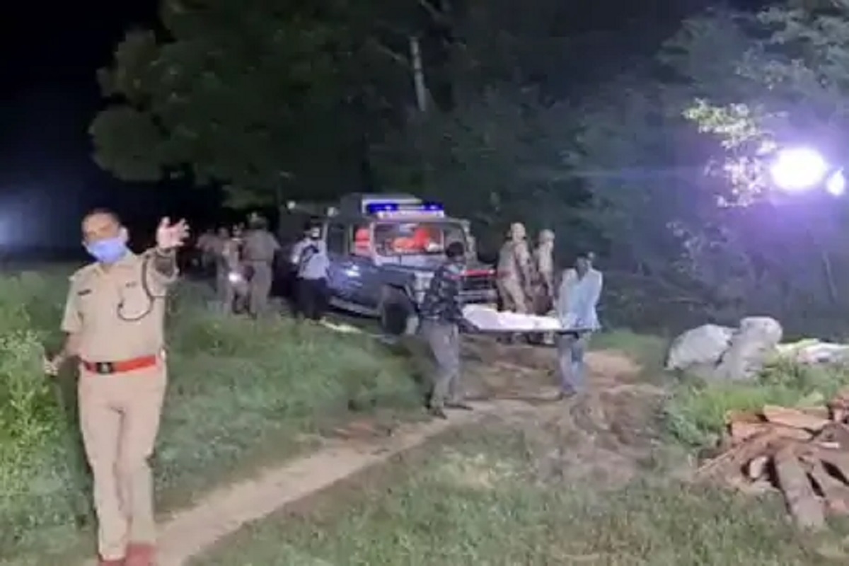Hathras Gang Rape: हाथरस प्रकरणी पोलिसांची अरेरावी, कुटुंबियांना दूर ठेवत जबरदस्ती केले पीडितेवर अंत्यसंस्कार
