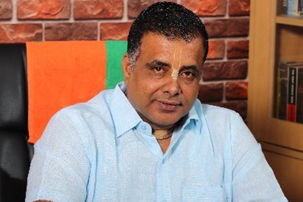 मोदी इडली विकण्याची युक्ती ही भाजप नेता महेश यांची आहे. त्यांनी संपूर्ण शहरात पोस्टर्स देखिल लावले आहेत. 'महेश प्रस्तुत मोदी इडली, 10 रुपयांत 4 इडली आणि सांबारचा आस्वाद घ्या', असं या पोस्टरमध्ये लिहिण्यात आलं आहे. मोदी इडली विकण्याची युक्ती ही भाजप नेता महेश यांची आहे. त्यांनी संपूर्ण शहरात पोस्टर्स देखिल लावले आहेत. 'महेश प्रस्तुत मोदी इडली, 10 रुपयांत 4 इडली आणि सांबारचा आस्वाद घ्या', असं या पोस्टरमध्ये लिहिण्यात आलं आहे.