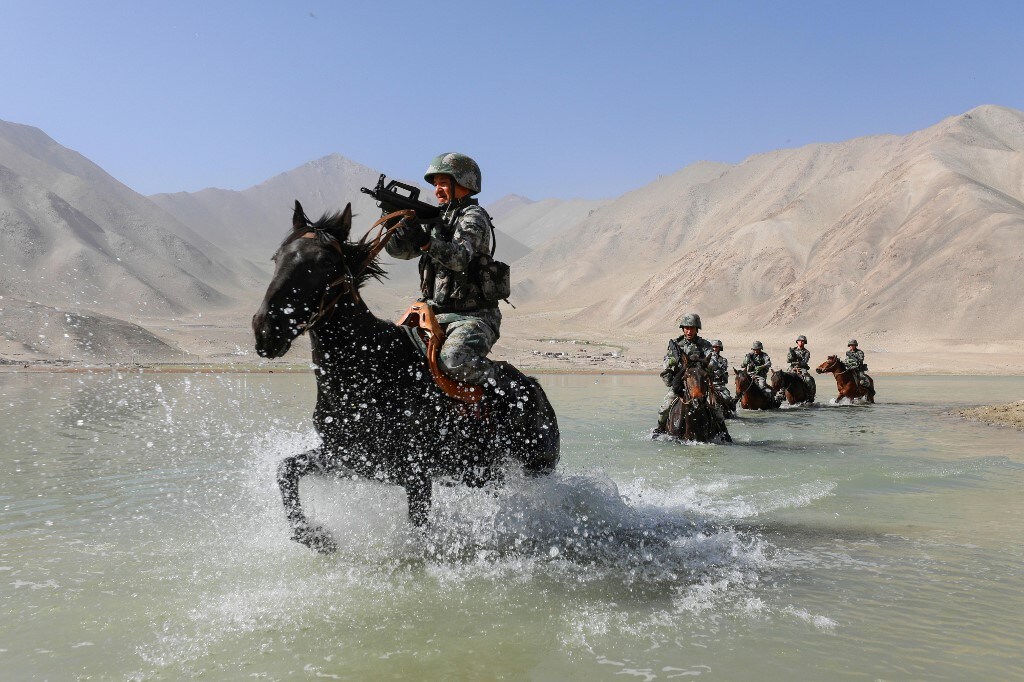 पूर्व लडाखमधील पैंगोग सरोवर परिसरात पुन्हा घुसखोरी करून ‘जैसे थे’ परिस्थिती बदलण्याचा चिनी लष्कराचा प्रयत्न भारतीय जवानांनी हाणून पाडला, अशी माहिती सैन्याने दिली. मात्र चिनी लष्कराने केलेल्या या प्रयत्नामध्ये भारतीय सैन्याला येथील महत्वाच्या भूप्रदेशावर ताबा मिळवण्यात यश आलं आहे.(फोटो-AFP) पूर्व लडाखमधील पैंगोग सरोवर परिसरात पुन्हा घुसखोरी करून ‘जैसे थे’ परिस्थिती बदलण्याचा चिनी लष्कराचा प्रयत्न भारतीय जवानांनी हाणून पाडला, अशी माहिती सैन्याने दिली. मात्र चिनी लष्कराने केलेल्या या प्रयत्नामध्ये भारतीय सैन्याला येथील महत्वाच्या भूप्रदेशावर ताबा मिळवण्यात यश आलं आहे.(फोटो-AFP)