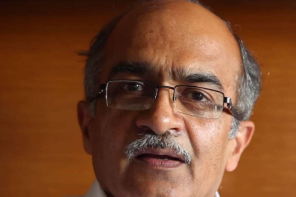 न्यायालयाचा अवमान केल्याप्रकरणी वरिष्ठ वकील प्रशांत भूषण यांना सर्वोच्च न्यायालयानं 1 रुपयांचा दंड ठोठावला आणि हा दंड न भरल्यास त्यांना तीन महिन्यांपर्यंत कारावासाची शिक्षा होणार असा आदेश दिला. त्यानंतर दंडाची ही रक्कम ऐकून सोशल मीडियावर चर्चा सुरू झाली. एक रुपयात काय होतं, असं प्रत्येकाला वाटतं. मात्र एक रुपयाही खूप मोठा आहे. एक रुपयात किमान तुम्ही दहा वस्तू घेऊ शकता. न्यायालयाचा अवमान केल्याप्रकरणी वरिष्ठ वकील प्रशांत भूषण यांना सर्वोच्च न्यायालयानं 1 रुपयांचा दंड ठोठावला आणि हा दंड न भरल्यास त्यांना तीन महिन्यांपर्यंत कारावासाची शिक्षा होणार असा आदेश दिला. त्यानंतर दंडाची ही रक्कम ऐकून सोशल मीडियावर चर्चा सुरू झाली. एक रुपयात काय होतं, असं प्रत्येकाला वाटतं. मात्र एक रुपयाही खूप मोठा आहे. एक रुपयात किमान तुम्ही दहा वस्तू घेऊ शकता.