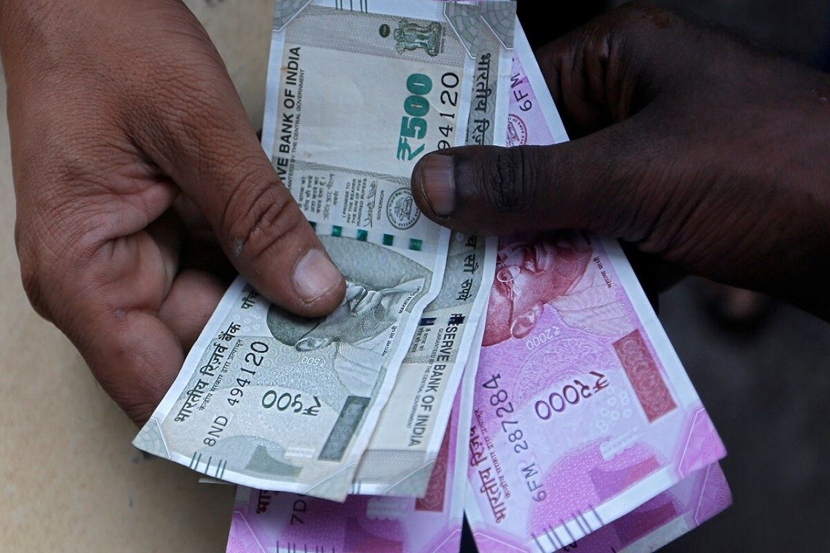 अर्थ मंत्रालयाच्या अधिकाऱ्यांनी दिलेल्या माहितीनुसार, आता बँकांकडून नियमित स्वरूपात सर्व सूचना आयकर विभागाकडे दिल्या जात आहेत. कोणती व्यक्ती मोठ्या रकमेचे ट्रान्झॅक्शन करते आहे, याबाबत बँकेकडून आयकर विभागास माहिती दिली जाते. त्याचप्रमाणे एकाच पॅन नंबरवर किती खाती आहेत, याची माहिती देखील एका क्लिकवर मिळू शकते. अर्थ मंत्रालयाच्या अधिकाऱ्यांनी दिलेल्या माहितीनुसार, आता बँकांकडून नियमित स्वरूपात सर्व सूचना आयकर विभागाकडे दिल्या जात आहेत. कोणती व्यक्ती मोठ्या रकमेचे ट्रान्झॅक्शन करते आहे, याबाबत बँकेकडून आयकर विभागास माहिती दिली जाते. त्याचप्रमाणे एकाच पॅन नंबरवर किती खाती आहेत, याची माहिती देखील एका क्लिकवर मिळू शकते.