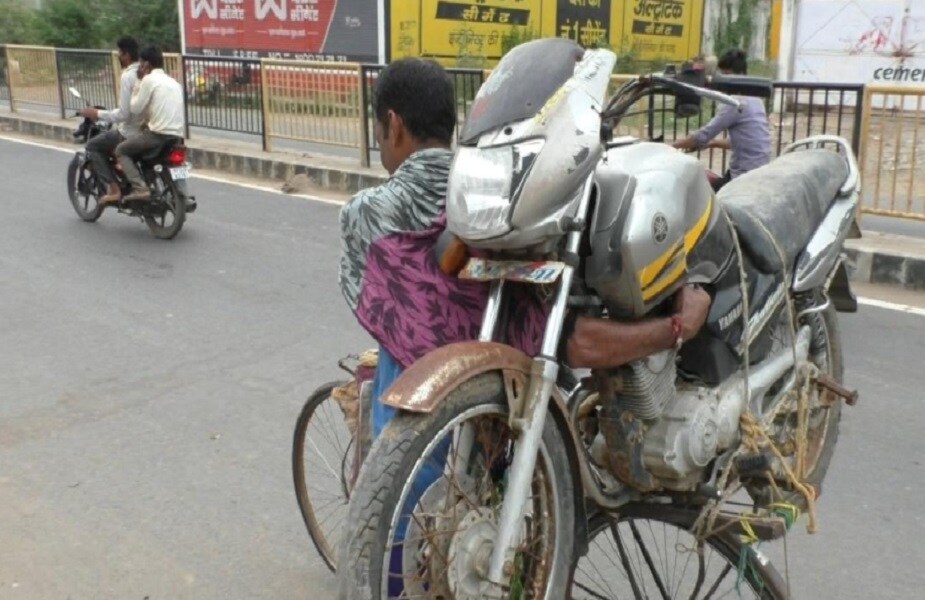 जगभरातील अनोखे किस्से आपण नेहमी ऐकत आणि बघत असतो. असाच एक अनोखा किस्सा आणि काही प्रमाणात आयुष्यातील बोध सांगणारा किस्सा दमोह जिल्ह्यातील एका भागात झाला आहे जगभरातील अनोखे किस्से आपण नेहमी ऐकत आणि बघत असतो. असाच एक अनोखा किस्सा आणि काही प्रमाणात आयुष्यातील बोध सांगणारा किस्सा दमोह जिल्ह्यातील एका भागात झाला आहे