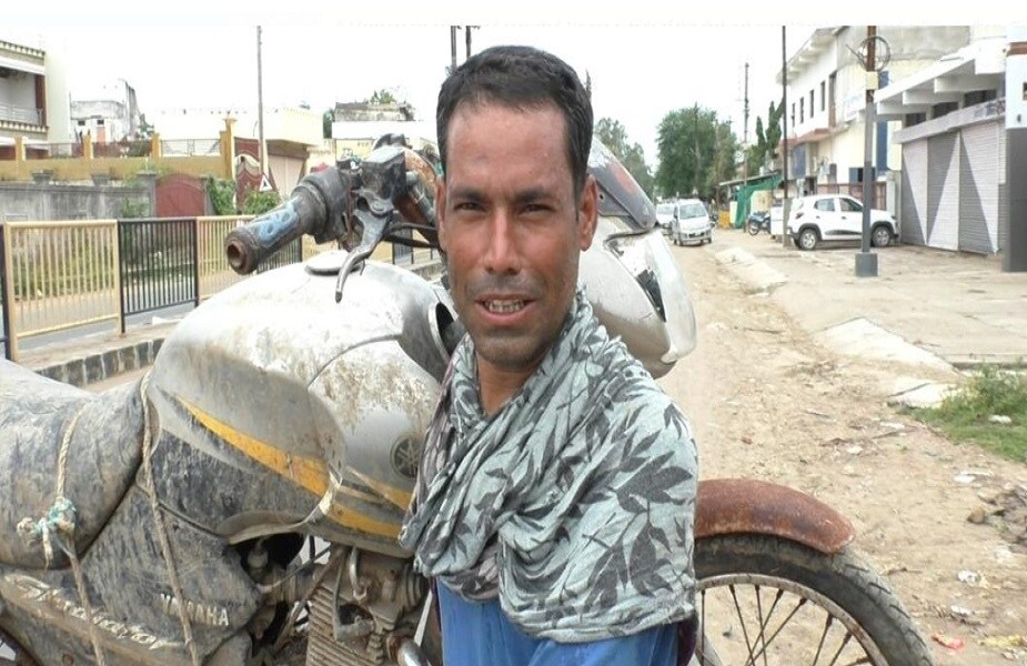 ही काही सर्कस नाही...हा तरुण अशाच प्रकारे सायकलवर मोटर बाइल टाकून 7 किमीपर्यंत चालत राहिला. लोकांना मात्र आश्चर्य वाटलं..कोणी त्याचा व्हिडीओ करीत होते..तर काहींनी त्याचे फोटो काढले ही काही सर्कस नाही...हा तरुण अशाच प्रकारे सायकलवर मोटर बाइल टाकून 7 किमीपर्यंत चालत राहिला. लोकांना मात्र आश्चर्य वाटलं..कोणी त्याचा व्हिडीओ करीत होते..तर काहींनी त्याचे फोटो काढले