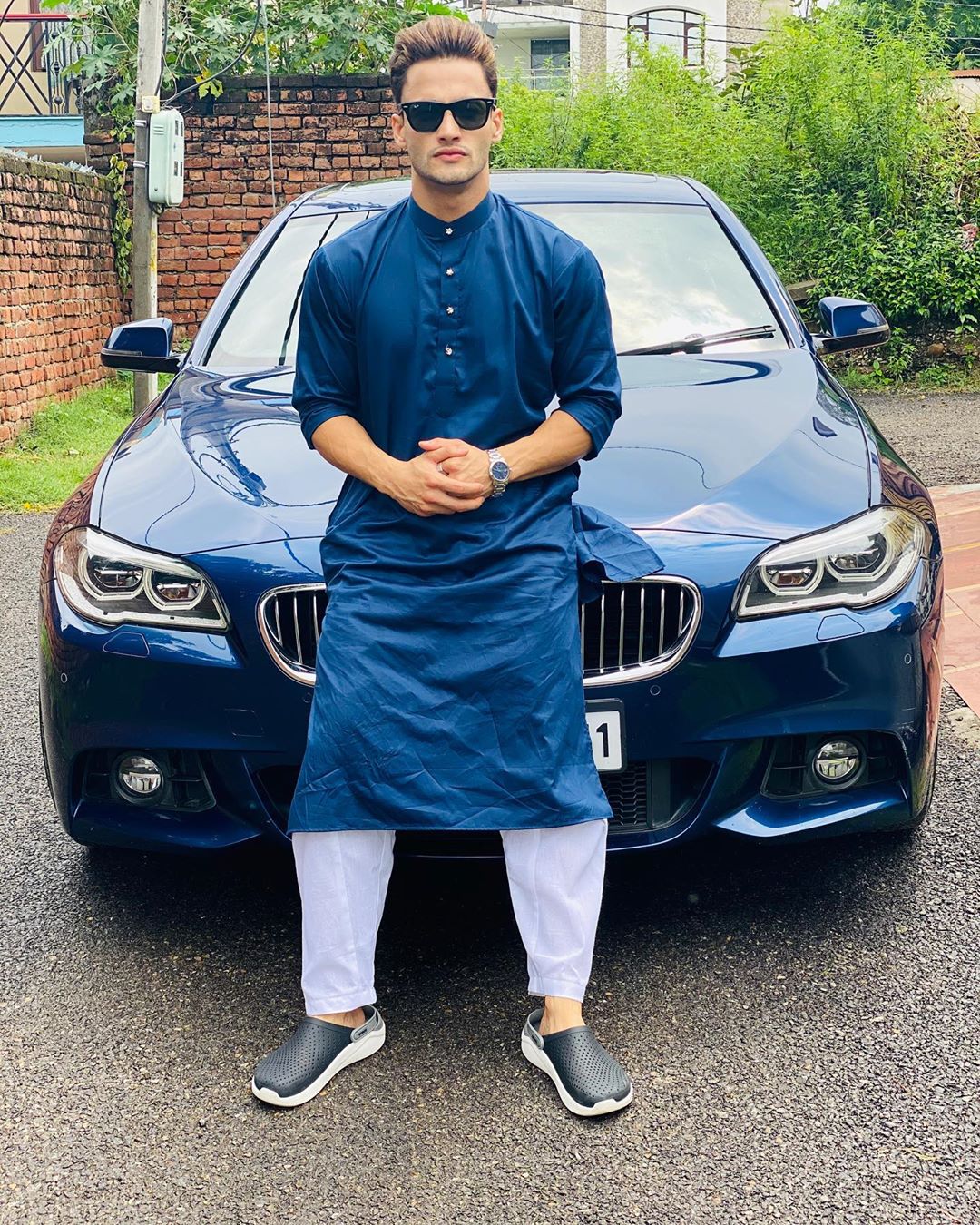 रिअॅलिटी शो बिग बॉस-13 मधील आसिम रियानेही नुकतीच BMW 5 Series M sports खरेदी केली आहे. कित्येक वेळा त्याने आपल्या या कारचे फोटो त्याने सोशल मीडियावर शेअर केले आहेत. (फोटो सौजन्य - @ asimriaz77.official/Instagram) रिअॅलिटी शो बिग बॉस-13 मधील आसिम रियानेही नुकतीच BMW 5 Series M sports खरेदी केली आहे. कित्येक वेळा त्याने आपल्या या कारचे फोटो त्याने सोशल मीडियावर शेअर केले आहेत. (फोटो सौजन्य - @ asimriaz77.official/Instagram)
