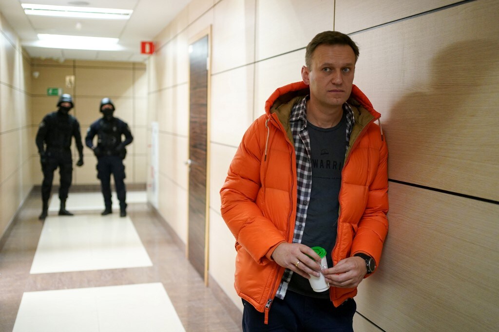Alexei Navalny Poisonedनोविचोव नावाचं खास विष दोन वर्षांपूर्वीही खूप चर्चेत होतं. ब्रिटेनमध्ये राहणाऱ्या माजी गुप्तचर सर्गेई स्क्रिपल आणि त्यांच्या मुलीला या विषाने जीव घेण्यात आला होता. (फोटो- AFP) Alexei Navalny Poisonedनोविचोव नावाचं खास विष दोन वर्षांपूर्वीही खूप चर्चेत होतं. ब्रिटेनमध्ये राहणाऱ्या माजी गुप्तचर सर्गेई स्क्रिपल आणि त्यांच्या मुलीला या विषाने जीव घेण्यात आला होता. (फोटो- AFP)