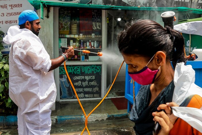 भारतात कोविड -19 च्या रुग्णांची संख्या अवघ्या 13 दिवसांत तब्बल 30 लाखांवरून 40 लाखांवर पोहोचली आहे. त्यात शनिवारी समोर आलेल्या आकडेवारीनुसार, देशात 86,432 नव्या रुग्णांची नोंद झाली आहे. आरोग्य मंत्रालयाच्या माहितीनुसार, शनिवारपर्यंत 31,07,223 रुग्ण बरे झाले आहेत. कोविड -19 च्या रुग्ण बरे होण्याचा दर वाढून 77.23 टक्के झाला आहे. शनिवारी सकाळी आठ वाजता आरोग्य मंत्रालयाने जाहीर केलेल्या आकडेवारीनुसार, देशात कोविड -19 रूग्णांची एकूण संख्या 40,23,179 पर्यंत वाढली आहे.