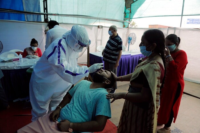 गेल्या  24 तासांत 1,089 रूग्णांचा मृत्यू झाला असून त्यात आतापर्यंत देशात एकूण 69,561 रुग्णांना कोरोनाची लागण झाली आहे. या आकड्यांचा विचार केला तर रुग्णांची संख्या 10 लाखांवरून 20 लाखांपर्यंत पोहोचण्यासाठी 21 दिवस लागले, तर 20 ते 30 लाख रूग्ण होण्यासाठी 16 दिवस लागले. अशात 30 लाख ते 40 लाखपर्यंत कोरोनाची संख्या पोहोचवण्यासाठी अवघ्या 13 दिवसांचा कालावधी लागला आहे.  (AP Photo/Ajit Solanki)