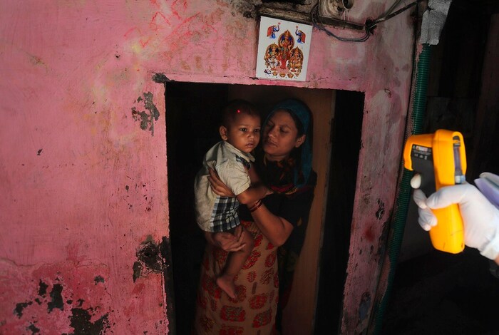आंध्र प्रदेश, बिहार, केरळ, तामिळनाडू, पश्चिम बंगाल या ठिकाणी रुग्णावाढीमध्ये घट झाली आहे. महाराष्ट्रात गेल्या 24 तासांत 19,200 नवीन प्रकरणे नोंदली गेली. (AP Photo/Ajit Solanki)