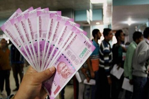 आदित्य बिर्ला आयडिया पेमेंट्स बँकेच्या (Aditya Birla Idea Payments Bank) बँकिंग रेग्युलेशन अ‍ॅक्ट अंतर्गत बँकिंग कंपनीचा दर्जा हा   संपला आहे. यासंबंधी रिझर्व्ह बँक ऑफ इंडियाने (आरबीआय) गुरुवारी ही माहिती दिली आहे. गेल्या वर्षी नोव्हेंबरमध्ये RBI ने म्हटलं होतं की, आदित्य बिर्ला आयडिया पेमेंट्स बँकेने स्वत:च्या इच्छेने हा व्यवसाय संपवण्याचा निर्णय घेतला आहे. त्यामुळे कोणीही या बँकेत व्यवहार करू नका अशा सूचना देण्यात आल्या आहेत. 
