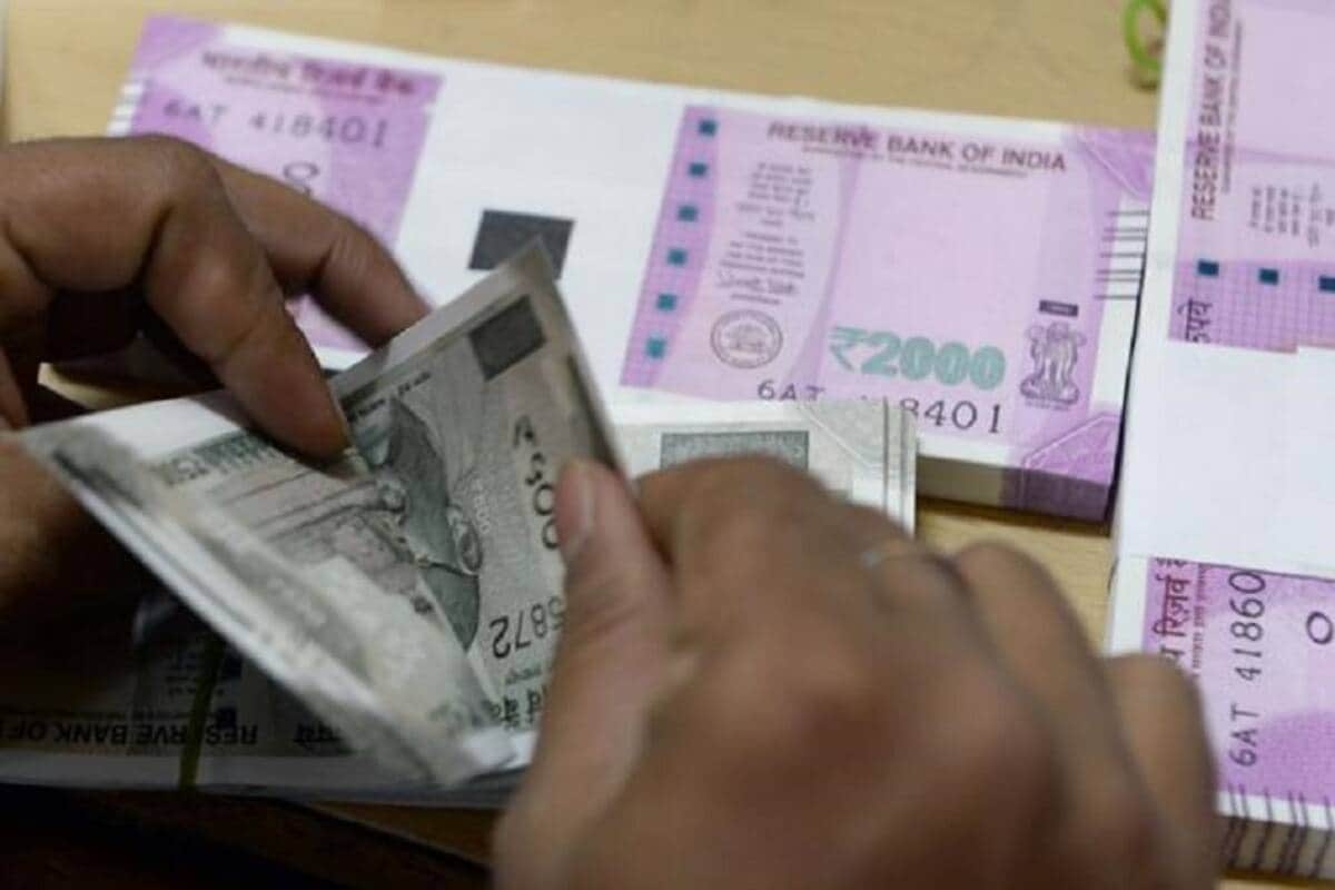 किती आहे ठेवीची मर्यादा - कमाल 1 लाख रुपये अशी या बँकांमध्ये जमा करण्याची मर्यादा आहे. सरकारी बॉन्ड्समध्ये पेमेंट बँका गुंतवणूक करू शकतात. मेनस्ट्रीम बँकांच्या खात्यात 25 टक्क्यांपर्यंत जमा करू शकतात. किती आहे ठेवीची मर्यादा - कमाल 1 लाख रुपये अशी या बँकांमध्ये जमा करण्याची मर्यादा आहे. सरकारी बॉन्ड्समध्ये पेमेंट बँका गुंतवणूक करू शकतात. मेनस्ट्रीम बँकांच्या खात्यात 25 टक्क्यांपर्यंत जमा करू शकतात.