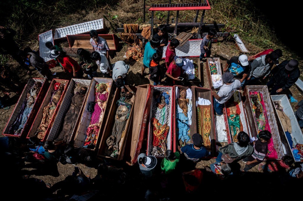 टोराजा संप्रदायाचे लोक त्यांच्या परिवारातील कुणाचा मृत्यू झाल्यानंतरही तो व्यक्ती त्यांच्यासोबतच आहेत असं मानतात. थोडक्यात मृत व्यक्तीही त्यांच्यासाठी जिवंत असल्यासारखं. कब्रस्तानातून त्यांना बाहेर काढून उत्सवाच्या दिवशी जेवण भरवलं जातं. त्यांच्यासोबत वेळ घालवला जातो. त्यांच्यासोबत गप्पा-संगीत असा कार्यक्रम असतो. (फोटो-AFP) टोराजा संप्रदायाचे लोक त्यांच्या परिवारातील कुणाचा मृत्यू झाल्यानंतरही तो व्यक्ती त्यांच्यासोबतच आहेत असं मानतात. थोडक्यात मृत व्यक्तीही त्यांच्यासाठी जिवंत असल्यासारखं. कब्रस्तानातून त्यांना बाहेर काढून उत्सवाच्या दिवशी जेवण भरवलं जातं. त्यांच्यासोबत वेळ घालवला जातो. त्यांच्यासोबत गप्पा-संगीत असा कार्यक्रम असतो. (फोटो-AFP)
