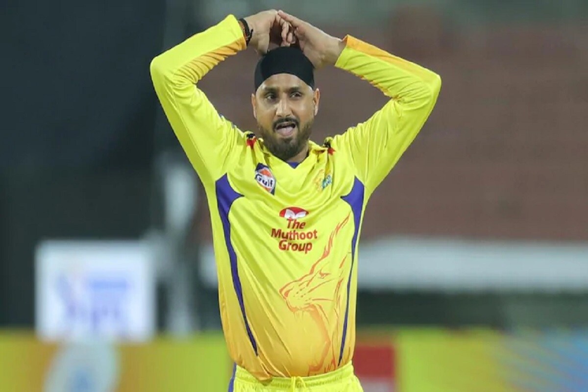 चेन्नई सुपरकिंग्ज संघाचा आणखी एक खेळाडू हरभजन सिंगनेही आयपीएल न खेळण्याचा निर्णय घएतला आहे. हरभजननेही वैयक्तिक कारण देत, युएइला न जाण्याचा निर्णय घेतला. CSK संघाने हरभजन संघची जागा कोण घेणार याबाबत माहिती मिळालेली नाही आहे. चेन्नई सुपरकिंग्ज संघाचा आणखी एक खेळाडू हरभजन सिंगनेही आयपीएल न खेळण्याचा निर्णय घएतला आहे. हरभजननेही वैयक्तिक कारण देत, युएइला न जाण्याचा निर्णय घेतला. CSK संघाने हरभजन संघची जागा कोण घेणार याबाबत माहिती मिळालेली नाही आहे.