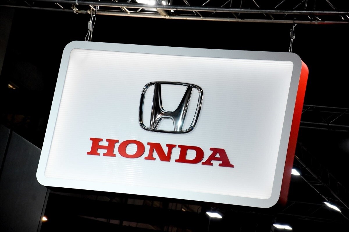 कार कंपनी होंडा (Honda Cars India) आपल्या अनेक मॉडल्सवर सप्टेंबरमध्ये 2.50 लाखांपर्यंत सूट देत आहे. ऑगस्टमध्ये कंपनीने देशांतर्गत बाजारात एकूण 7,509 यूनिट्सला विकले होते. गेल्या काही वर्षात यामध्ये 9.43 टक्के घट पाहायला मिळत आहे. महिन्यांचा विचार केला तर यामध्ये 39.49 टक्क्यांचा फायदा झाला आहे. आता सप्टेंबर महिन्यात आपली सेल्य वाढविण्यासाठी कंपनी ग्राहकांना चांगल्या ऑफर्स देत आहे. कंपनी आता Honda Amaze, Honda WR-V आणि Honda Civic वर ही आॅफर्स देत आहे. कार कंपनी होंडा (Honda Cars India) आपल्या अनेक मॉडल्सवर सप्टेंबरमध्ये 2.50 लाखांपर्यंत सूट देत आहे. ऑगस्टमध्ये कंपनीने देशांतर्गत बाजारात एकूण 7,509 यूनिट्सला विकले होते. गेल्या काही वर्षात यामध्ये 9.43 टक्के घट पाहायला मिळत आहे. महिन्यांचा विचार केला तर यामध्ये 39.49 टक्क्यांचा फायदा झाला आहे. आता सप्टेंबर महिन्यात आपली सेल्य वाढविण्यासाठी कंपनी ग्राहकांना चांगल्या ऑफर्स देत आहे. कंपनी आता Honda Amaze, Honda WR-V आणि Honda Civic वर ही आॅफर्स देत आहे.