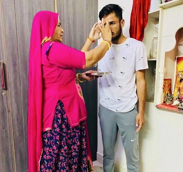 अंडर 19 वर्ल्ड कपमध्ये त्यानं 17 विकेट घेतल्या होत्या. बिश्नोईला किंग्ज इलेव्हन पंजाब (KXIP) संघाने 2 कोटींना विकत घेतले. त्यामुळे बिश्नोईची गोलंदाजी रोहित-विराटला नक्कीच त्रासदायक ठरेल.