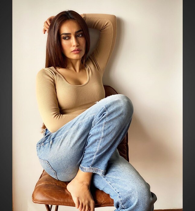 सुरभिने या फोटोसह  तुम्ही लोक कसे आहात? असं चाहत्यांना उद्देशून कॅप्शन दिलं आहे. (फोटो सौजन्य - इन्स्टाग्राम/@surbhijyoti)