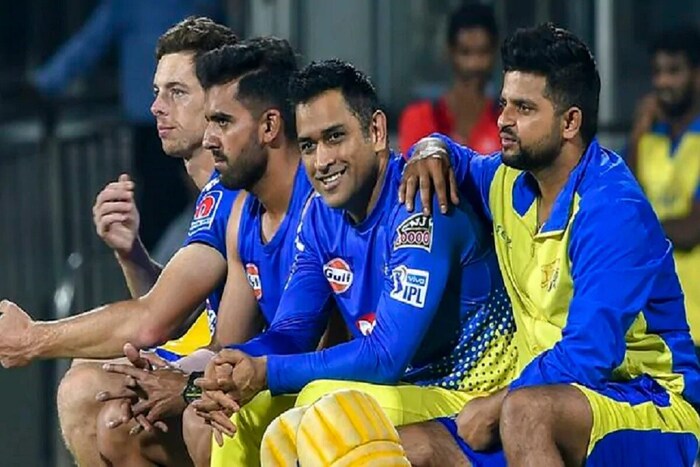 CSK संघात अनेक अनुभवी खेळाडू आहे. काही खेळाडू पहिल्या सत्रापासून CSK सोबत आहेत. मात्र यातील 4 महत्त्वाच्या खेळाडूंची नावं सध्या आघाडीवर आहेत. या चारही खेळाडूंचे धोनीसोबत चांगले संबंध आहेत. 
