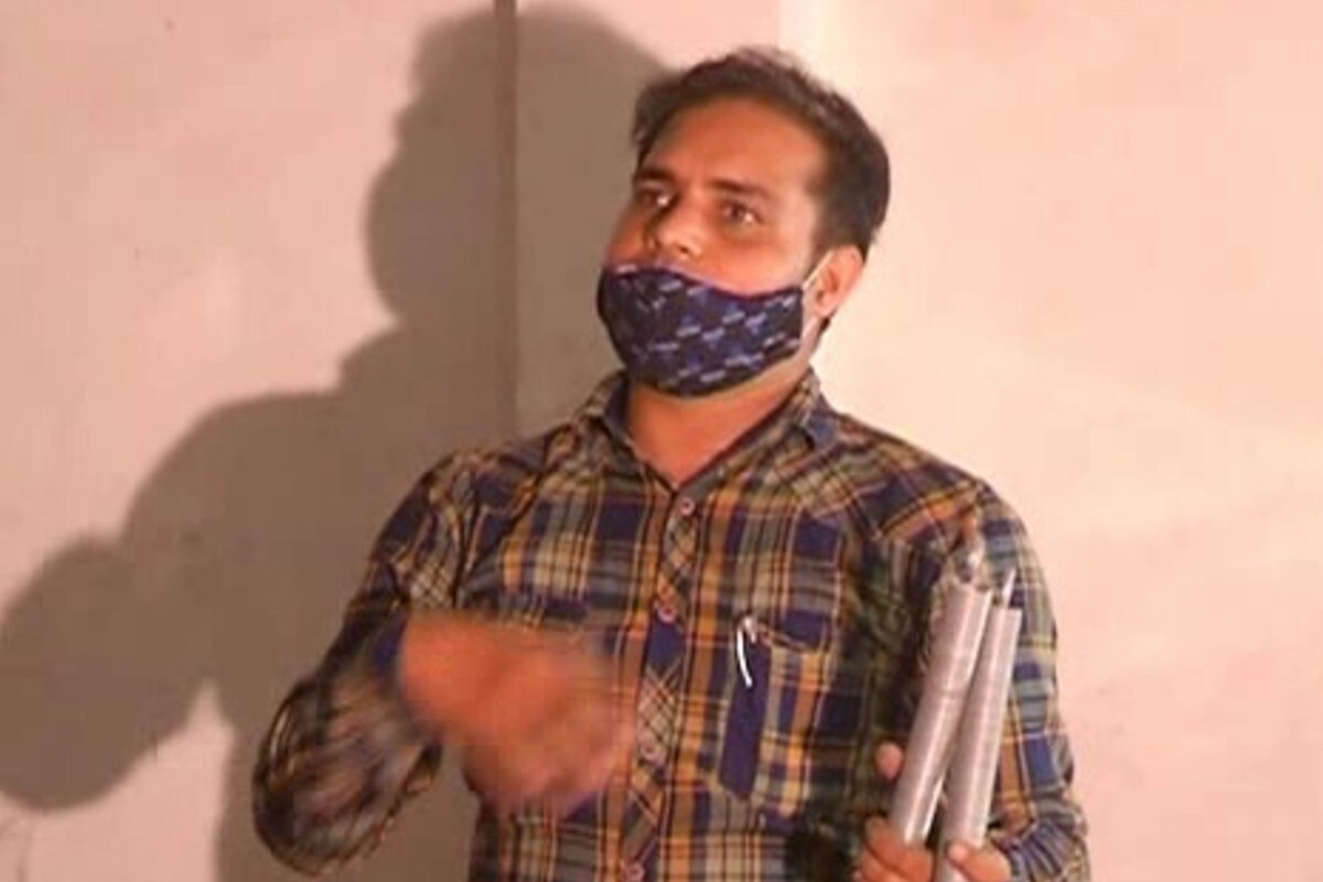 मेरठमधील एक तरुण इंजिनिअर आसिफने कोरोना महासाथीदरम्यान असा स्टार्टअप तयार केला आहे की ज्यामुळे तो महिन्याला लाखो रुपये कमावत आहे. या तरुणाने असा कूलर तयार केला आहे जो आरओचे पाणीही देऊ शकतं. मेरठमधील एक तरुण इंजिनिअर आसिफने कोरोना महासाथीदरम्यान असा स्टार्टअप तयार केला आहे की ज्यामुळे तो महिन्याला लाखो रुपये कमावत आहे. या तरुणाने असा कूलर तयार केला आहे जो आरओचे पाणीही देऊ शकतं.