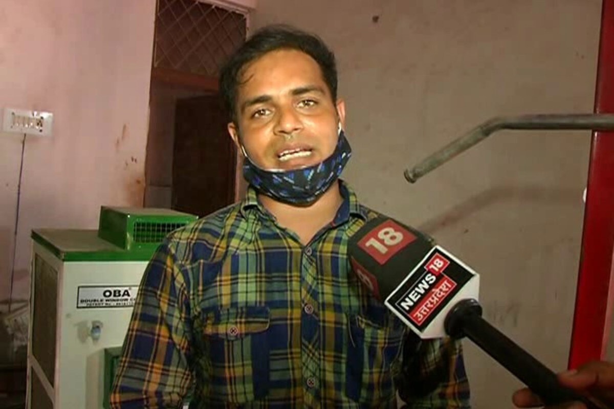 आसिफने जिल्हा उद्योग केंद्राकडून माहिती मिळवित डबल विन्डो कूलर तयार करण्याचा प्रकल्प वेबसाइलवर अपलोड करीत पेटंट करवून घेतलं. बँक ऑफ बडोदाकडून 25 लाखांचा कर्ज घेत आणि आपला रोजगार सुरू केला. सध्याच्या दिवसात आसिफने 20 बेरोजगारांना रोजगार मिळवून दिला आहे. याशिवाय त्याने 7 नवे प्रकल्प सुरू केले आहे. आसिफने जिल्हा उद्योग केंद्राकडून माहिती मिळवित डबल विन्डो कूलर तयार करण्याचा प्रकल्प वेबसाइलवर अपलोड करीत पेटंट करवून घेतलं. बँक ऑफ बडोदाकडून 25 लाखांचा कर्ज घेत आणि आपला रोजगार सुरू केला. सध्याच्या दिवसात आसिफने 20 बेरोजगारांना रोजगार मिळवून दिला आहे. याशिवाय त्याने 7 नवे प्रकल्प सुरू केले आहे.