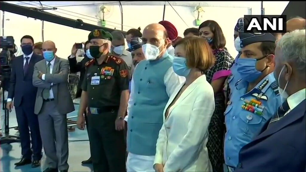 वायुसेनेत राफेल विमानांना सामील करताना विमानंनी हवाई प्रदर्शन केलं आणि पारंपरिक ‘सर्व धर्म पूजा’ करण्यात आली. (Pic- ANI) वायुसेनेत राफेल विमानांना सामील करताना विमानंनी हवाई प्रदर्शन केलं आणि पारंपरिक ‘सर्व धर्म पूजा’ करण्यात आली. (Pic- ANI)