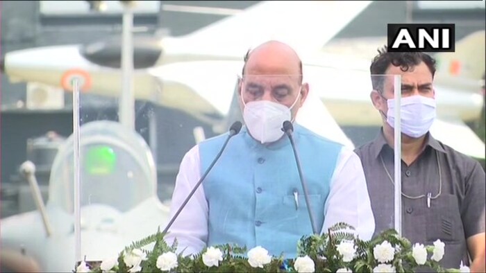 rafaleसंरक्षण मंत्री राजनाथ सिंह यांनी सांगितले की राफेलला जगभरात सर्वात श्रेष्ठ मानले जाते. राफेलचा करार भारताच्या सुरक्षेसाठी अत्यंत महत्त्वाचा आहे. आपल्या सीमेवर असलेली परिस्थिती पाहता राफेल विमानं सामील करणं अत्यंत गरजेचं होतं. (Pic- ANI)