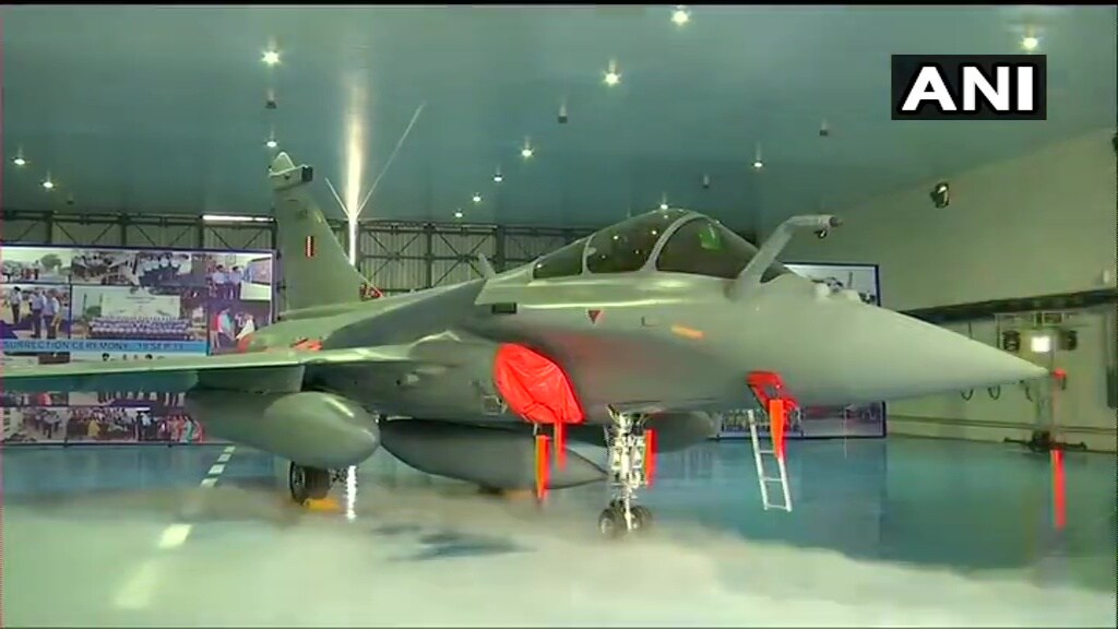 rafaleराफेल विमानांची निर्मिती फ्रान्समधील दसॉल्ट एविएशन या कंपनीने केली आहे. 29 जुलै रोजी पहिल्या खेपेअंतर्गत पाच राफेल विमानं भारतात आणण्यात आले होते. भारताने तब्बल चार वर्षांपूर्वी फ्रान्सकडून 59,000 कोटी रुपयांमध्ये 36 राफेल विमानं खरेदी करण्याचा करार केला होता. (Pic- ANI) rafaleराफेल विमानांची निर्मिती फ्रान्समधील दसॉल्ट एविएशन या कंपनीने केली आहे. 29 जुलै रोजी पहिल्या खेपेअंतर्गत पाच राफेल विमानं भारतात आणण्यात आले होते. भारताने तब्बल चार वर्षांपूर्वी फ्रान्सकडून 59,000 कोटी रुपयांमध्ये 36 राफेल विमानं खरेदी करण्याचा करार केला होता. (Pic- ANI)