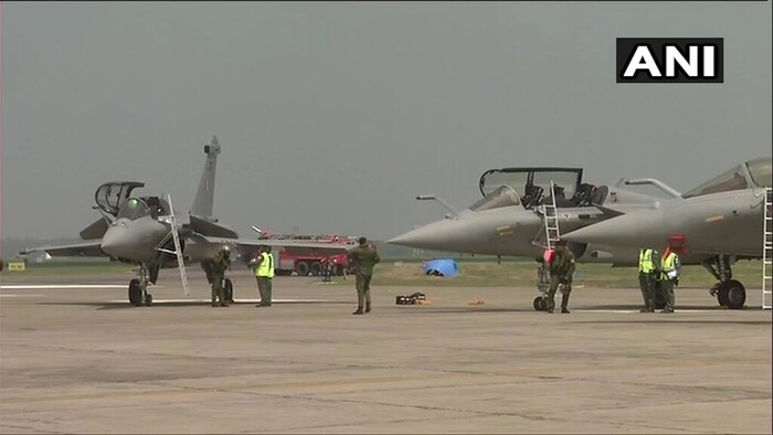 rafaleवायु सेना प्रमुख आरकेएस भदौरिया यांनी सांगितले की सध्याची सुरक्षेची तयारी पाहता राफेलला वायुसेनेत सामील करण्याचा याहून उपयुक्त वेळ असू शकत नाही. अंबालामध्ये राफेलला दलात सामील करणं महत्त्वाचे आहे, कारण वायु सेनेच्या या अड्ड्यांपासून महत्त्वपूर्ण सर्व क्षेत्रात सहज पोहोचता येऊ शकते. Pic- ANI)