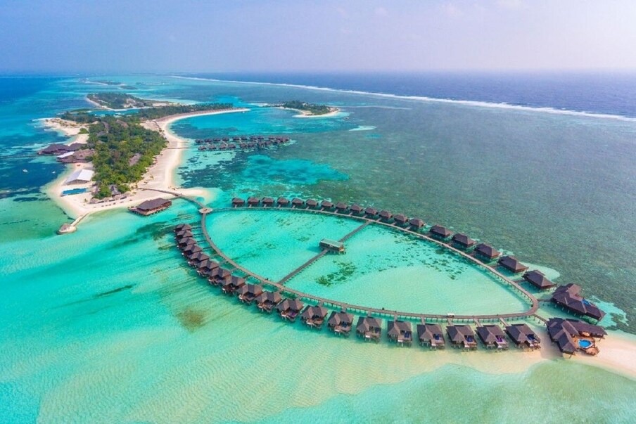 maldivesकोविडपूर्वी मालदीव येणाऱ्या पर्यटकांना राजधानी मालेपासून 08 किलोमीटर लांब नवे शहर दाखविण्याची व्यवस्था केली होती. ही जागा मालेपासून बस 20 मिनिटांच्या रस्त्यावर आहे. येथे खूप बेटांना पुलांच्या माध्यमातून जोडण्यात आले आहे. हुलहूमालेमध्ये तब्बल 5 लाख लोक राहतात. 