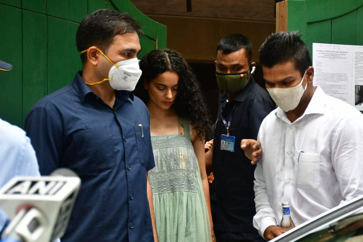कंगना 9 सप्टेंबरला मुंबईत येण्याआधीच मुंबई महापालिकेनं तिच्या ऑफिसवर कारवाई करायला सुरुवात केली. (फोटो सौजन्य - विरल भयानी) कंगना 9 सप्टेंबरला मुंबईत येण्याआधीच मुंबई महापालिकेनं तिच्या ऑफिसवर कारवाई करायला सुरुवात केली. (फोटो सौजन्य - विरल भयानी)