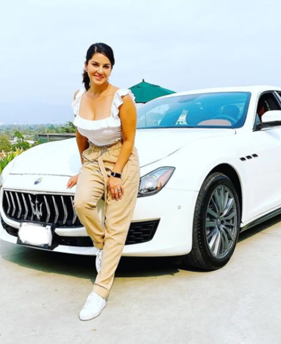 सनीने कोट्यवधी रुपयांची Maserati car खरेदी केली आहे. आपल्या या गाडीचा फोटो तिनं आपल्या सोशल मीडियावर शेअर केला. (फोटो सौजन्य - इन्स्टाग्राम/@SunnyLeone) सनीने कोट्यवधी रुपयांची Maserati car खरेदी केली आहे. आपल्या या गाडीचा फोटो तिनं आपल्या सोशल मीडियावर शेअर केला. (फोटो सौजन्य - इन्स्टाग्राम/@SunnyLeone)