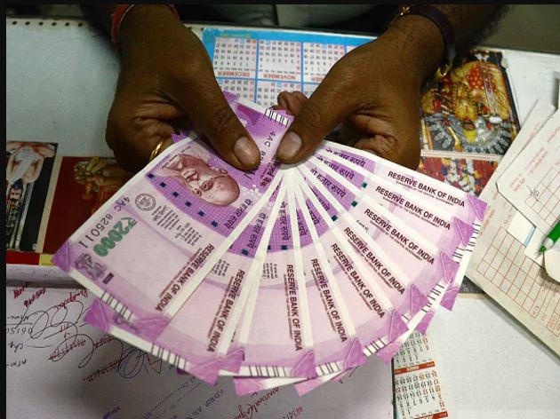 कोरोनामध्ये सर्वसामान्यांचे हाल, पोस्टाची कमाई पाहून तुम्ही व्हाल हैराण...