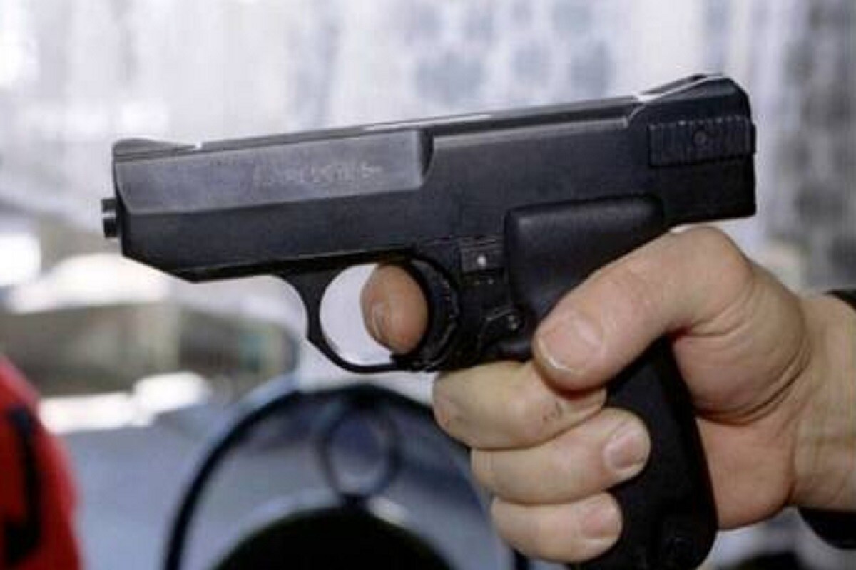 वर्गात रागावून ओरडल्यानं नाराज, बारावीच्या मुलानं केला शिक्षकावर गोळीबार