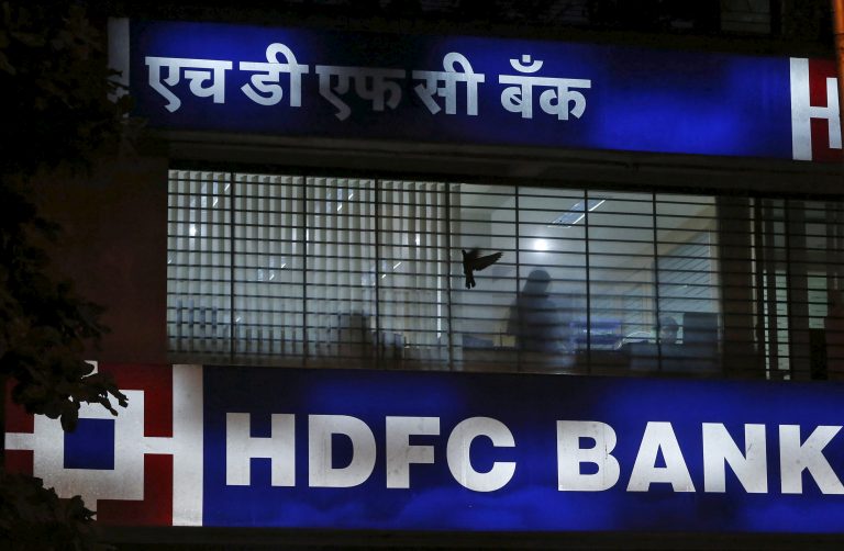 एचडीएफसी बँकेच्या कंट्री हेड, गव्हर्मेंट इन्स्टिट्यूशनल बिझनेस अँड स्टार्टअप्स- स्मिता भगत यांनी अशी माहिती दिली आहे, आम्ही सर्व ग्राहकांसाठी तसंच देशातील कानाकोपऱ्यात राहणाऱ्या लोकांना सर्वश्रेष्ठ सुविधा देण्यासाठी प्रयत्नशील आहोत. याअंतर्गतच आम्ही बँक मित्रांची संख्या 11000 वरून 25000 करणार आहोत. एचडीएफसी बँकेच्या कंट्री हेड, गव्हर्मेंट इन्स्टिट्यूशनल बिझनेस अँड स्टार्टअप्स- स्मिता भगत यांनी अशी माहिती दिली आहे, आम्ही सर्व ग्राहकांसाठी तसंच देशातील कानाकोपऱ्यात राहणाऱ्या लोकांना सर्वश्रेष्ठ सुविधा देण्यासाठी प्रयत्नशील आहोत. याअंतर्गतच आम्ही बँक मित्रांची संख्या 11000 वरून 25000 करणार आहोत.