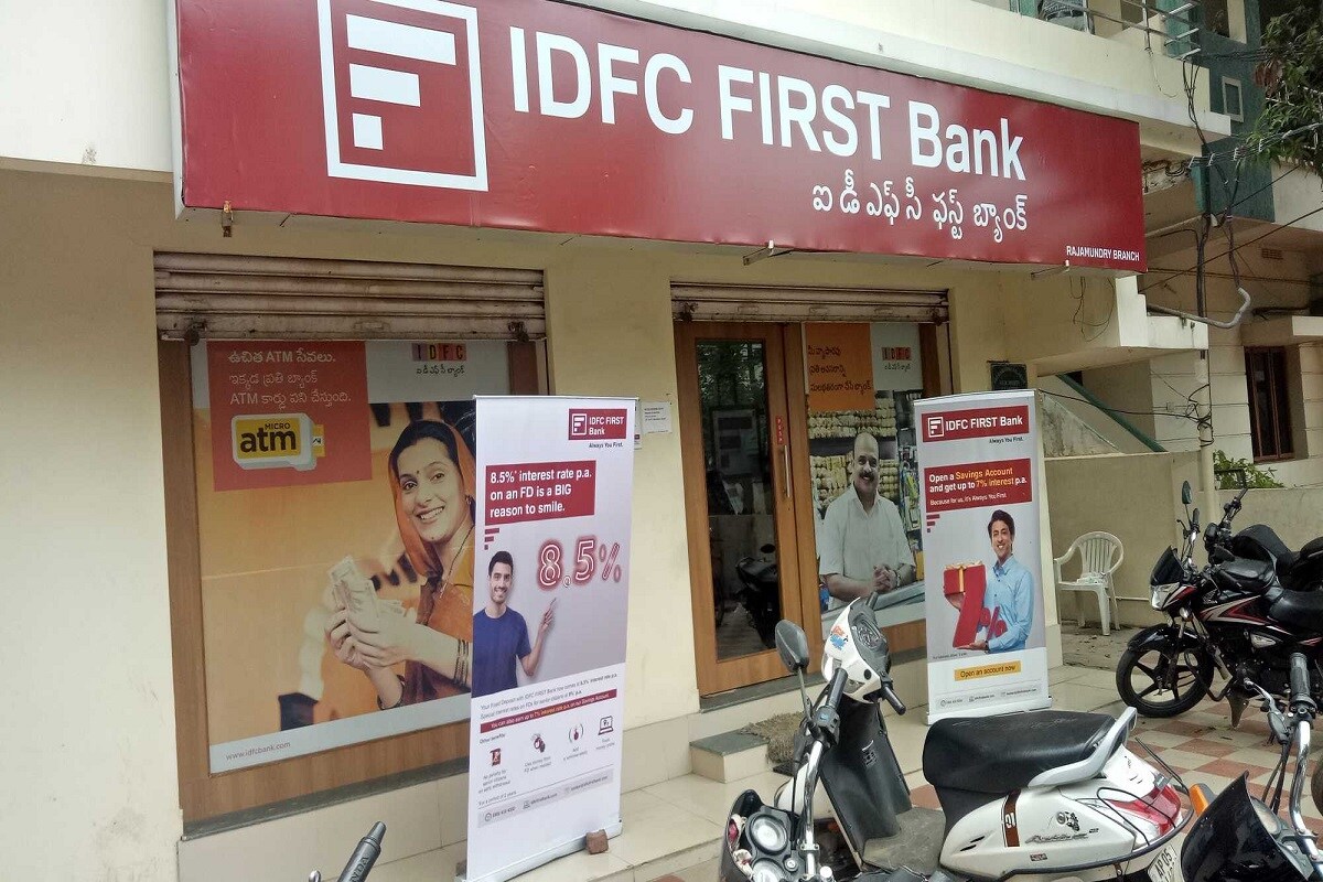 IDFC First Bank- प्रथम बचत खाते या झिरो बॅलन्स सेव्हिंग खात्यामध्ये तुम्ही कोणत्याही एटीएममधून कितीही ट्रान्झॅक्शन करण्याचा फायदा मिळतो. तुम्ही मोबाइल बँकिंग आणि नेटबँकिंगच्या सेवा मोफत मिळवू शकता. आवश्यक कागदपत्रांसह तुम्ही जवळच्या शाखेत खाते उघडू शकाल. या बँकेत झिरो बॅलन्स बचत खात्यावर 6 ते 7 टक्के व्याज मिळते. IDFC First Bank- प्रथम बचत खाते या झिरो बॅलन्स सेव्हिंग खात्यामध्ये तुम्ही कोणत्याही एटीएममधून कितीही ट्रान्झॅक्शन करण्याचा फायदा मिळतो. तुम्ही मोबाइल बँकिंग आणि नेटबँकिंगच्या सेवा मोफत मिळवू शकता. आवश्यक कागदपत्रांसह तुम्ही जवळच्या शाखेत खाते उघडू शकाल. या बँकेत झिरो बॅलन्स बचत खात्यावर 6 ते 7 टक्के व्याज मिळते.