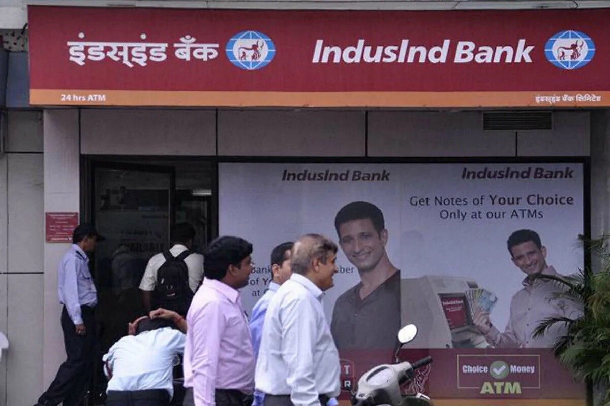 IndusInd Bank- इंडसइंड ऑनलाइन सेव्हिंग अकाऊंट या खात्यामध्ये अनलिमिटेड एटीएम ट्रान्झॅक्शनचा फायदा मिळतो. तसंच मोबाइल बँकिंग आणि नेटबँकिंगच्या सेवा मोफत मिळतात. ऑनलाइन अर्ज केल्यानंतर आधार आणि पॅन देऊन झिरो बॅलन्स सेव्हिंग खाते उघडू शकता. या खात्यामध्ये 4 ते 6 टक्क्यापर्यंत व्याज मिळते. IndusInd Bank- इंडसइंड ऑनलाइन सेव्हिंग अकाऊंट या खात्यामध्ये अनलिमिटेड एटीएम ट्रान्झॅक्शनचा फायदा मिळतो. तसंच मोबाइल बँकिंग आणि नेटबँकिंगच्या सेवा मोफत मिळतात. ऑनलाइन अर्ज केल्यानंतर आधार आणि पॅन देऊन झिरो बॅलन्स सेव्हिंग खाते उघडू शकता. या खात्यामध्ये 4 ते 6 टक्क्यापर्यंत व्याज मिळते.