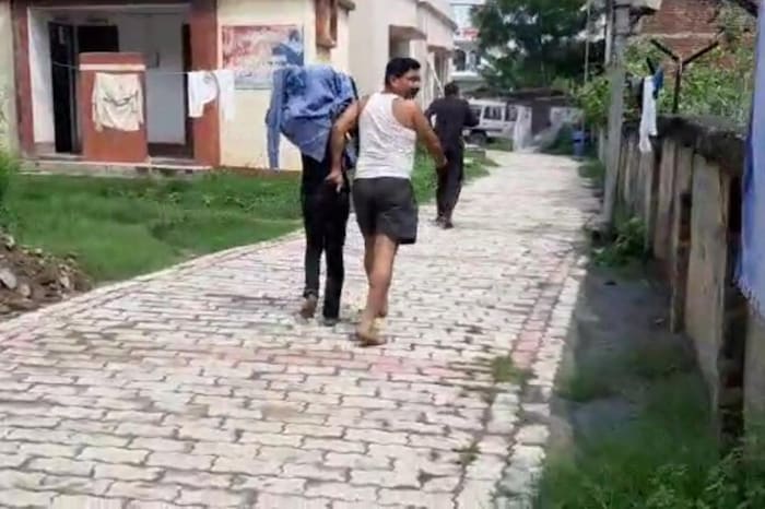 पोलिसांनी सांगितले की, या युवकाला 19 हजार रुपये लुबाडल्याप्रकरणी पोलिसांनी अटक केली. त्यांना कोर्टात घेऊन जात असताना एक आरोपी पळाला. पोलिसांनी पुन्हा आरोपीला पकडले आहे. आता सर्वांना कोर्टात हजर केले जाईल. फोटो: न्यूज 18