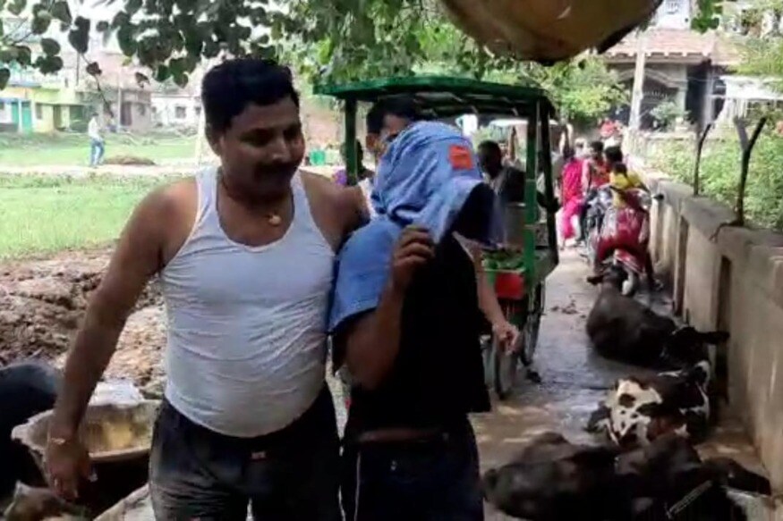 पीडित युवकाने याबाबत देल्हा पोलीस ठाण्यात तक्रार दिली असता पोलिसांनी त्वरित कारवाई केली आणि तिन्ही आरोपींना पकडले. शनिवारी या उपद्रव्यांना न्यायालयात हजर करण्याची तयारी सुरू असताना त्यातील एक जण पोलीस स्टेशनच्या खिडकीतून पळाला. फोटो: न्यूज 18 पीडित युवकाने याबाबत देल्हा पोलीस ठाण्यात तक्रार दिली असता पोलिसांनी त्वरित कारवाई केली आणि तिन्ही आरोपींना पकडले. शनिवारी या उपद्रव्यांना न्यायालयात हजर करण्याची तयारी सुरू असताना त्यातील एक जण पोलीस स्टेशनच्या खिडकीतून पळाला. फोटो: न्यूज 18