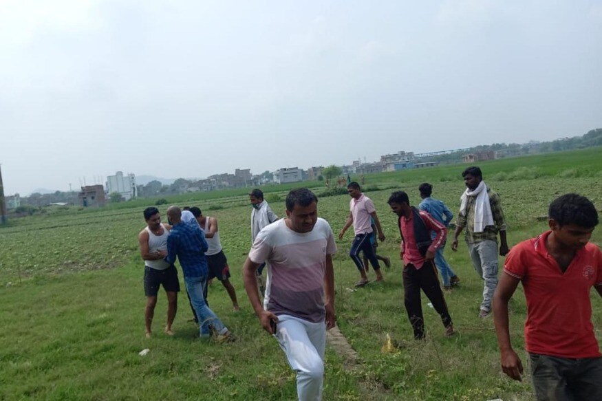 मुख्य म्हणजे पोलिस ठाण्यातून आरोपी पळून गेल्याची माहितीही त्या पीडिते तरुणाला झाली. तोच आरोपीला पकडण्यासाठी धावू लागला. त्यानंतर पोलिसही आरोपीच्या मागे धावले. तरूणाने धाव घेत आरोपीला पकडून पोलिसांच्या स्वाधीन केले. फोटो: न्यूज 18 मुख्य म्हणजे पोलिस ठाण्यातून आरोपी पळून गेल्याची माहितीही त्या पीडिते तरुणाला झाली. तोच आरोपीला पकडण्यासाठी धावू लागला. त्यानंतर पोलिसही आरोपीच्या मागे धावले. तरूणाने धाव घेत आरोपीला पकडून पोलिसांच्या स्वाधीन केले. फोटो: न्यूज 18